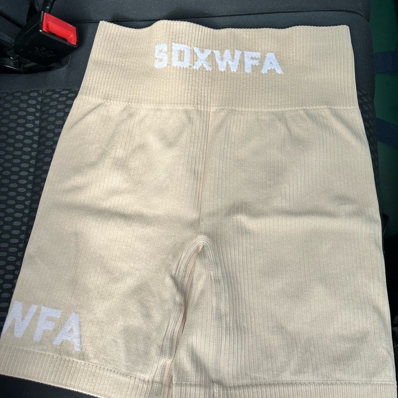 White fox boutique Sarah's Day shorts - Picture 2 of 4